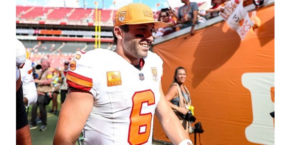Los Tampa Bay Buccaneers deciden volver a usar su camiseta retro blanca de la fundación para la nueva temporada Los Tampa Bay Buccaneers deciden volver a usar su camiseta retro blanca de la fundación para la nueva temporada